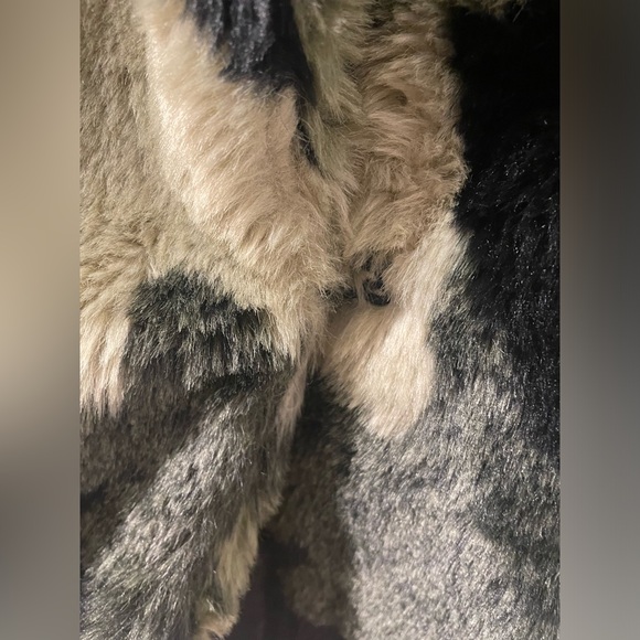 💚🤎🤍 AQUA - Bloomingdale’s exclusive faux fur coat in AWESOME condition - Picture 9 of 11